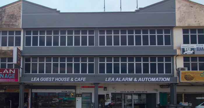 Bangunan SUPER OYO 1145 Lea Guest House & Cafe