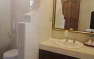 In-room Bathroom 7 Cafe Wayan Cottages Senggigi