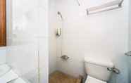 Toilet Kamar 6 SUPER OYO 1026 Hotel Lutana