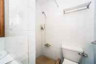In-room Bathroom SUPER OYO 1026 Hotel Lutana