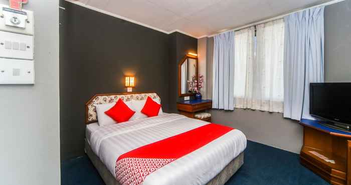 Bedroom SUPER OYO 1026 Hotel Lutana