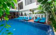 Swimming Pool 2 Home Chic Hotel