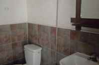 Toilet Kamar Tres Verdes Resort and Resto Bar