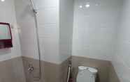 In-room Bathroom 6 Sewa Apartemen Green Pramuka City By Dina