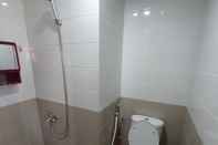 In-room Bathroom Sewa Apartemen Green Pramuka City By Dina