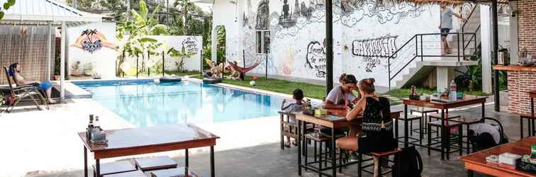 Lobby Pool Party Hostel