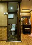 BATHROOM Pioneer Oasis Floating Hotel, Bar & Restaurant