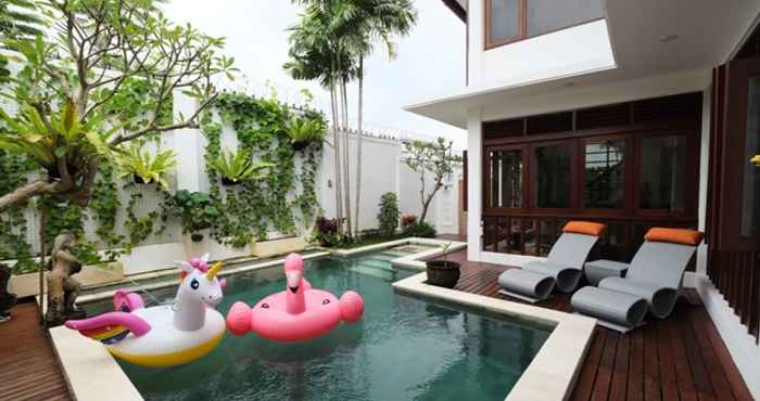 สระว่ายน้ำ Villa Santika Bali