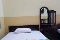 Kamar Tidur Roots Hotel