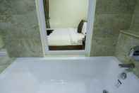 Toilet Kamar Rose Emerald Hotel