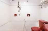 Toilet Kamar 2 SUPER OYO 472 Comfort Hotel 1