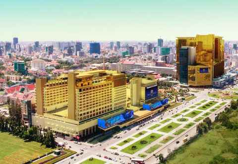 Exterior NagaWorld Hotel & Entertainment Complex!