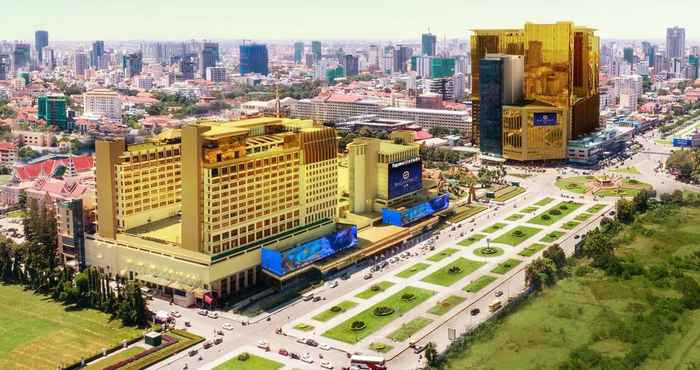 Bên ngoài NagaWorld Hotel & Entertainment Complex!