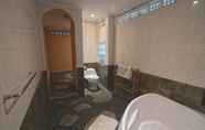ห้องน้ำภายในห้อง 4 Aura Bisma Guesthouse