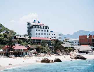 Exterior 2 Lobster Hotel