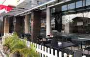 Bar, Cafe and Lounge 7 Mega Permata Hotel