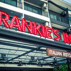 Frankie's Inn 1, Hotel Phra Tamnak Hill