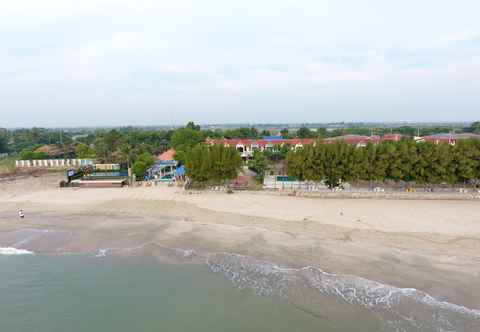 Nearby View and Attractions The Paradise Resort Chaosamran Beach