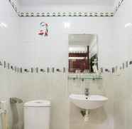 Toilet Kamar 5 OYO 404 Portovita Towers