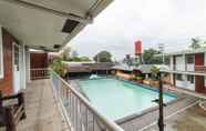 Swimming Pool 4 RedDoorz Premium @ Clarkview Angeles City