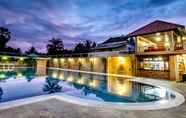 Kolam Renang 4 Classy Hotel & Spa