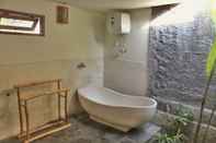 In-room Bathroom Villa Waturenggong Ubud