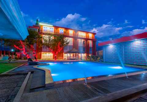 Swimming Pool Grand Baliem Hotel Wamena