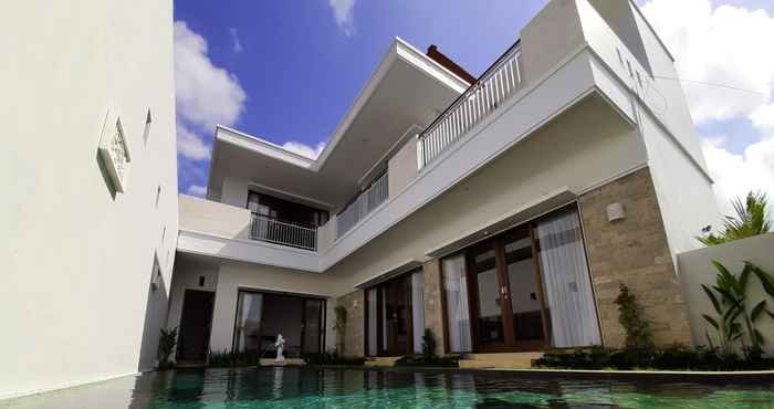 Kolam Renang Villa Yulia