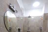 Phòng tắm bên trong DQ House Da Nang