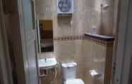 In-room Bathroom 4 Kubu Karang Homestay