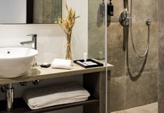 In-room Bathroom 7 Camlux Hotel 