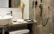 In-room Bathroom 7 Camlux Hotel 