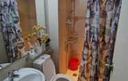 Toilet Kamar 4 Azure Urban Resort  Residences by MicasaAzure77