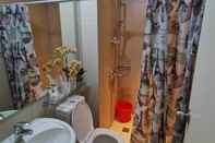 In-room Bathroom Azure Urban Resort  Residences by MicasaAzure77