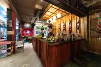 Bar, Kafe dan Lounge May House​ ​Karon Beach