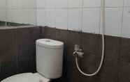 Toilet Kamar 3 Apartment Green Pramuka City by Erna