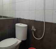 In-room Bathroom 3 Apartment Green Pramuka City by Erna