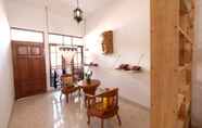 Lobi 5 Wood Stone Hostel