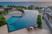 สระว่ายน้ำ Exclusive Seaview 1 bedroom suite at Bangsaen Beach