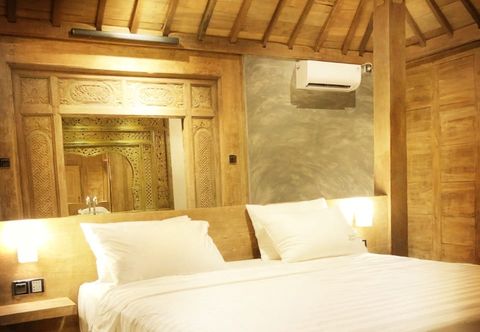 Bedroom Kayu Joglo Villa