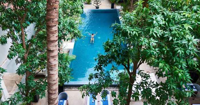 Kolam Renang Blue Lime Hotel