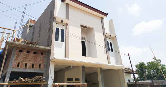 Bangunan OYO 2301 AJ Homestay