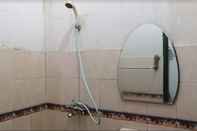 Toilet Kamar OYO 2452 Hotel Metro