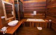 Toilet Kamar 6 Sawan Sunset Resort