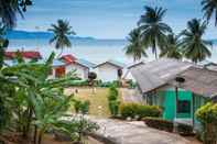 Bangunan One More Night Beach Resort