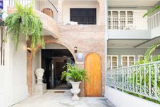 外観 Lion's Den Hotel