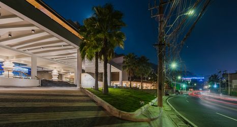 外部的 2 Oceanfront Beach Resort