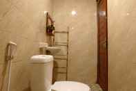 Toilet Kamar Kak Jutha Guest House