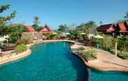 Kolam Renang 3 Holiday Villa