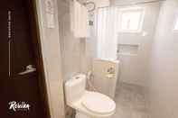 Toilet Kamar Rovira Suites